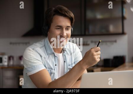 Étudiant à distance adulte dans un casque participant à une leçon virtuelle Banque D'Images