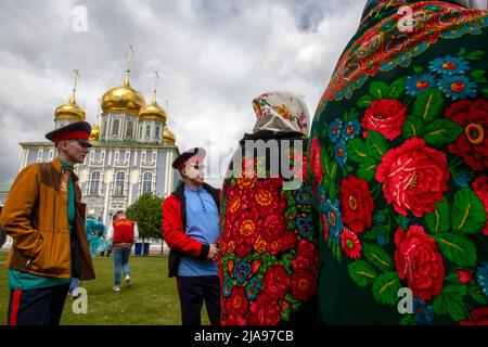 Tula, Russie. 28th mai 2022. Les gens en costumes traditionnels russes marchent sur une place du Kremlin dans la ville de Tula, en Russie Banque D'Images