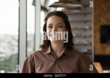 Portrait en tête de tête d'une femme heureuse confiante leader, entrepreneur Banque D'Images