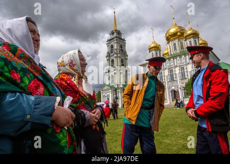 Tula, Russie. 28th mai 2022. Les gens en costumes traditionnels russes marchent sur une place du Kremlin dans la ville de Tula, en Russie Banque D'Images