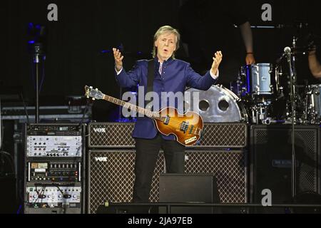 Orlando, États-Unis. 29th mai 2022. Paul McCartney hausse les épaules lorsqu'il marche sur la scène pour se produire avec son groupe au Camping World Stadium à Orlando, Floride, le samedi 28 mai 2022. Photo de Joe Marino/UPI crédit: UPI/Alay Live News Banque D'Images