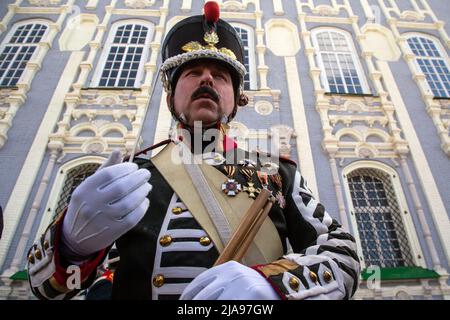 Tula, Russie. 28th mai 2022. Homme en uniforme d'un soldat de l'armée russe en 1812, sur la place principale du Kremlin, au centre de la ville de Tula, en Russie Banque D'Images