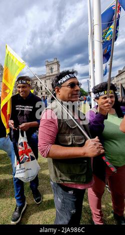 Londres, Royaume-Uni. 28th mai 2022. Les Sri Lankais manifestent sur la place du Parlement, à Londres, pour le retrait de l'actuel gouvernement autocratique et corrompu dirigé par Gotabhaya Rajapaksa dans leur pays. Le pays est en faillite et sans nourriture, électricité, carburant, gaz et médicaments essentiels depuis près de deux mois. Banque D'Images