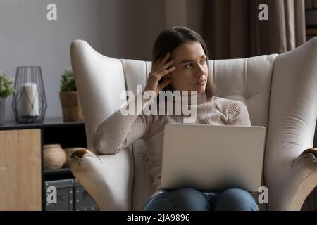 Jeune femme d'affaires freelance, attentionnés, travaillant sur un ordinateur portable Banque D'Images