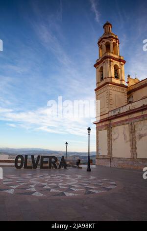 Olvera , Espagne - février 11,2022 : l'église de Nuestra Senora de la Encarnacion est située sur la Plaza de la Iglesia et a été construite en 1843 sur commande Banque D'Images