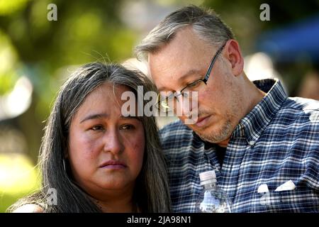 Uvalde, États-Unis. 28th mai 2022. Des gens pleurent pour les victimes d'une fusillade de masse scolaire à Town Square à Uvalde, Texas, États-Unis, le 28 mai 2022. Au moins 19 enfants et deux adultes ont été tués mardi lors d'une fusillade à l'école élémentaire Robb, dans la ville d'Uvalde, au Texas. Crédit : Wu Xiaoling/Xinhua/Alay Live News Banque D'Images