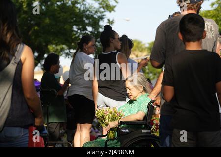 Uvalde, États-Unis. 28th mai 2022. Des gens pleurent pour les victimes d'une fusillade de masse scolaire à Town Square à Uvalde, Texas, États-Unis, le 28 mai 2022. Au moins 19 enfants et deux adultes ont été tués mardi lors d'une fusillade à l'école élémentaire Robb, dans la ville d'Uvalde, au Texas. Crédit : Wu Xiaoling/Xinhua/Alay Live News Banque D'Images