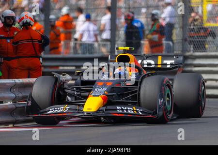Monte Carlo, Monaco. 28th mai 2022. Le pilote de Red Bull, Sergio Perez, conduit lors de la qualification du Grand Prix de Formule 1 de Monaco au circuit de Monaco à Monte Carlo, Monaco, le 28 mai 2022. Credit: Qian Jun/Xinhua/Alay Live News Banque D'Images