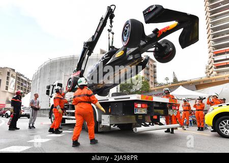 Monte Carlo, Monaco. 28th mai 2022. La voiture de Sergio Perez, pilote de Red Bull, est vue après un incident lors de la qualification du Grand Prix de Formule 1 de Monaco au circuit de Monaco à Monte Carlo, Monaco, le 28 mai 2022. Credit: Qian Jun/Xinhua/Alay Live News Banque D'Images