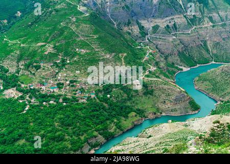 Petit village de montagne sur la pente d'un profond canyon, le village du Vieux Zubutli dans la vallée du Sulak dans le Dagestan Banque D'Images