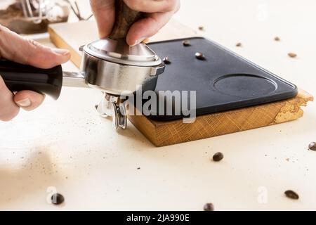 Le barista utilise un sabotage pour préparer le café. Banque D'Images