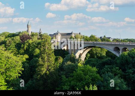 Luxembourg, mai 2022. Pont Adolphe. Pont en pierre du début de 1900s avec une vue pittoresque d'en haut et un parc paisible à son pied. Banque D'Images