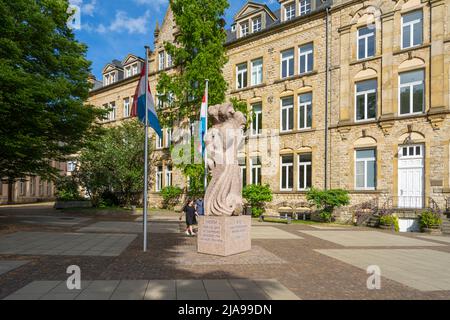 Luxembourg, mai 2022. Vue sur le monument Kadish situé sur une petite place du centre-ville Banque D'Images