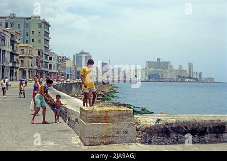 Jeunes cubains au Malecon, promenade au bord de l'eau dans la vieille ville de la Havane, Cuba, Caraïbes Banque D'Images