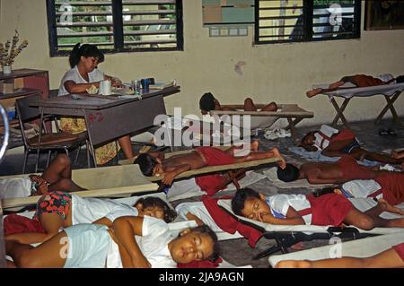 Professeur supervisant la sieste dans une école de jour, école dans la vieille ville de la Havane, Cuba, Caraïbes Banque D'Images