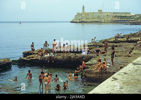 Jeunes cubains au Malecon, promenade au bord de l'eau dans la vieille ville de la Havane, Cuba, Caraïbes Banque D'Images