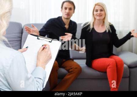 Psychologie, dépression jeune couple asiatique, patient consultant problème de santé mentale avec psychologue, psychiatre à la clinique ensemble, mari Banque D'Images