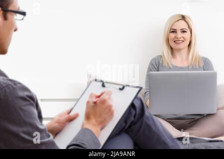 Photo de l'homme psychothérapeute concentré. Une femme d'affaires qui se plaint a besoin d'une aide professionnelle Banque D'Images