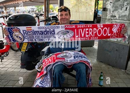 Madrid, Espagne. 29th mai 2022. Un vendeur de stalle pose avec un foulard commémorant le match final de l'UEFA Champions League 2022 entre Liverpool et le Real Madrid à Madrid. Real Madrid remporte son championnat de 14th après avoir battu Liverpool 1-0 au Stade de France au stade Saint-Denis en France. Crédit : SOPA Images Limited/Alamy Live News Banque D'Images