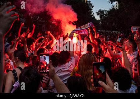 Madrid, Espagne. 29th mai 2022. Les fans du Real Madrid se rassemblent devant le stade Santiago Bernabeu avant le début du match final de l'UEFA Champions League 2022 entre Liverpool et le Real Madrid à Madrid. Real Madrid remporte son championnat de 14th après avoir battu Liverpool 1-0 au Stade de France au stade Saint-Denis en France. Crédit : SOPA Images Limited/Alamy Live News Banque D'Images