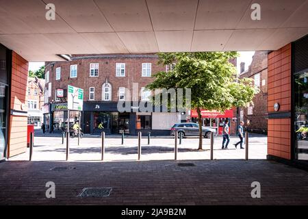 Epsom Surrey, Londres, Royaume-Uni, mai 28 2022, Row ou Line of Retail Shops with People and Traffic Banque D'Images