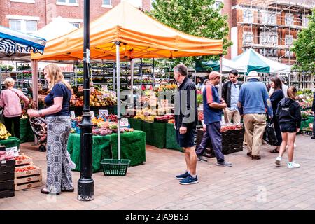 Epsom Surrey, Londres, Royaume-Uni, mai 28 2022, People Shopping at an Outdoor fruit and Vegetable Market Staall Banque D'Images