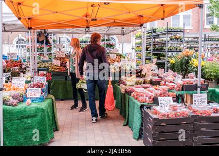 Epsom Surrey, Londres, Royaume-Uni, mai 28 2022, People Shopping at an Outdoor fruit and Vegetable Market Staall Banque D'Images