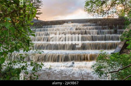 La goulotte du barrage de Gold Creek coule après une forte pluie Banque D'Images