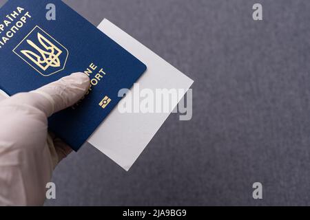 Passeport biométrique ukrainien avec inscription UA-eu sur fond blanc. Banque D'Images