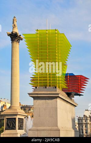 Quatrième Plinth Trafalgar Square Londres verre multicolore ‘Model for a Hotel’ par Thomas Schütte artiste contemporain négligé par Nelsons Column Banque D'Images