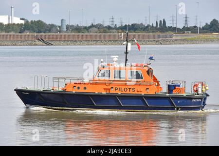 Vue latérale ou sur le port Port de London Authority « Patrol » Cutter un pilote de lancement basé et vu ici sur la Tamise au large de Gravesend Kent Royaume-Uni Essex Shore Beyond Banque D'Images