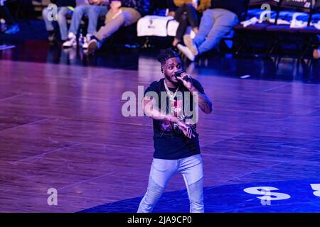 Edmonton, Canada. 27th mai 2022. Edmonton Rapper OG Jonah se produit pendant la mi-temps à l'ouvre-maison Edmonton Stingers au Edmonton Expo Centre. (Photo de Ron Palmer/SOPA Images/Sipa USA) crédit: SIPA USA/Alay Live News Banque D'Images