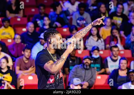 Edmonton, Canada. 27th mai 2022. Edmonton Rapper OG Jonah se produit pendant la mi-temps à l'ouvre-maison Edmonton Stingers au Edmonton Expo Centre. Crédit : SOPA Images Limited/Alamy Live News Banque D'Images