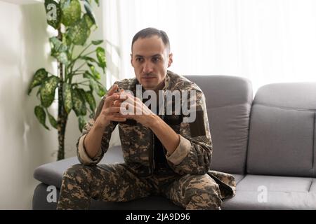 Soldat contrarié se souvenant d'une guerre terrifiante, souffrant de tspt, aide psychologique. Banque D'Images