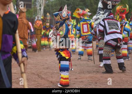 Festival Phi Ta Khon en juin - juillet dans la province de Loei, les jeunes s'habillaient de couleurs et de masques et dansent avec plaisir. Traditionnel l'art du spectacle et Banque D'Images