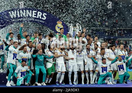 Les joueurs du Real Madrid célèbrent avec le trophée à la fin du match de football final de la Ligue des Champions 2021/2022 entre Liverpool et le Real Madrid A. Banque D'Images