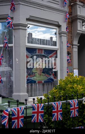 Maison résidentielle anglaise décorée de drapeaux Union Jack et image de la reine Elizabeth 2 pour son Jubilé de platine. Banque D'Images