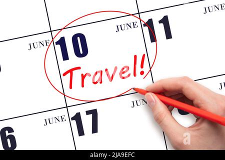 10th jour de juin. Dessiner à la main un cercle rouge et écrire le texte VOYAGE à la date du calendrier 10 juin. Organisation de voyages. Mois d'été. Jour de l'année c Banque D'Images