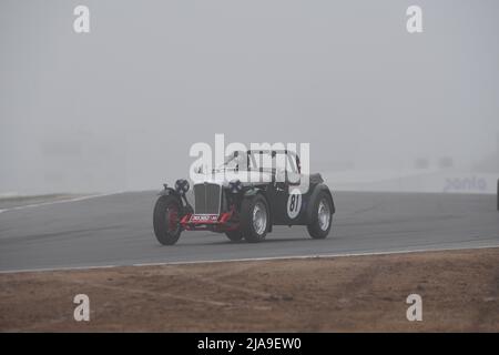 Winton, Australie. 29 mai 2022. Le Morris Special 1938 des Dole coupe une figure solitaire lors d'un début brumeux à la session de régularité One à Historic Winton. Historique Winton est la plus grande et la plus populaire des courses automobiles historiques d'Australie. Photo les Dole. Crédit : Karl Phillipson/Optikal/Alay Live News Banque D'Images