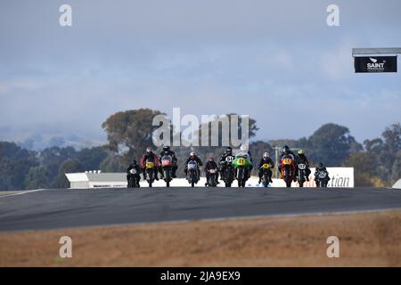 Winton, Australie. 29 mai 2022. Le numéro 41 1962 Norton ES2 mène le pack au premier coin de la classe de la période 3 500cc à Historic Winton. Rosenthal remporterait finalement la course. Historique Winton est la plus grande et la plus populaire des courses automobiles historiques d'Australie. Crédit : Karl Phillipson/Optikal/Alay Live News Banque D'Images