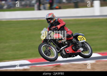 Winton, Australie. 29 mai 2022. Cliva Harrop pilote un chasseur Ariel Red Hunter 1938 autour du circuit de Winton pendant la toute la classe Vintage. Historique Winton est la plus grande et la plus populaire des courses automobiles historiques d'Australie. Crédit : Karl Phillipson/Optikal/Alay Live News Banque D'Images