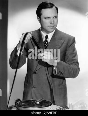 Directeur de film LE ROI DE LA VIDÉO 1935 Portrait inspectant une bande de film d'un rouleau de 35mm publicité de film pour son dernier film SI ROUGE LA ROSE 1935 Paramount Pictures Banque D'Images