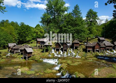 Moulins à eau historiques en bois près de la ville de Jajce, Bosnie-Herzégovine. Banque D'Images