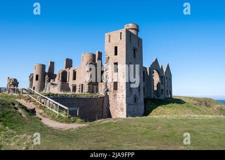 Le château de Slains, également connu sous le nom de château de New Slains pour le distinguer du château de Old Slains voisin, est un château en ruines dans Aberdeenshire, en Écosse. Banque D'Images