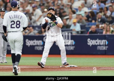 Saint-Pétersbourg, Floride. USA; New York Yankees, le fieleur de gauche Miguel Andujar (41) reporte une balle de sol à Tampa Bay Rays à partir de Corey Kluber (2 Banque D'Images