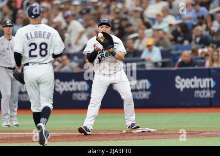 Saint-Pétersbourg, Floride. USA; New York Yankees, le fieleur de gauche Miguel Andujar (41) reporte une balle de sol à Tampa Bay Rays à partir de Corey Kluber (2 Banque D'Images