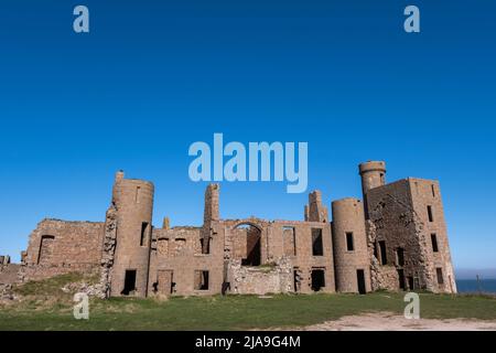 Le château de Slains, également connu sous le nom de château de New Slains pour le distinguer du château de Old Slains voisin, est un château en ruines dans Aberdeenshire, en Écosse. Banque D'Images