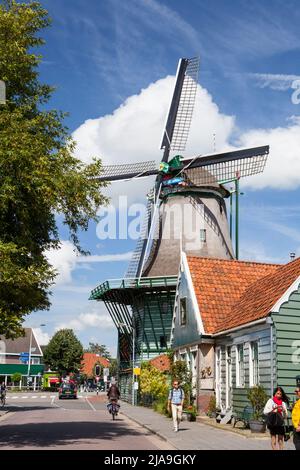 Zaanse Schans, attraction touristique, moulins à vent en activité, Hollande-du-Nord. Banque D'Images