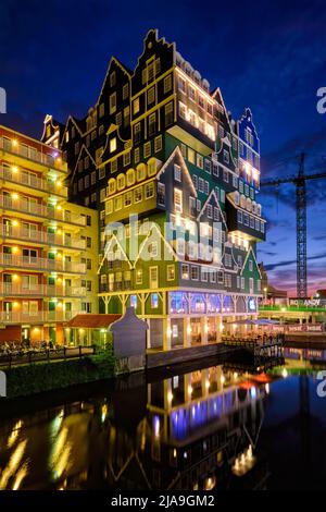 ZAANDAM, Pays-Bas - le 21 mai 2018 : hôtel Inntel à Zaandam est éclairée la nuit. Conception d'un grand bâtiment de 12 étages ouvert en 2009 est le résultat de l'al. Banque D'Images