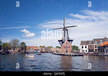 Moulin à vent à côté de la rivière à Utrecht, pays-Bas. Noord Hollande. Banque D'Images